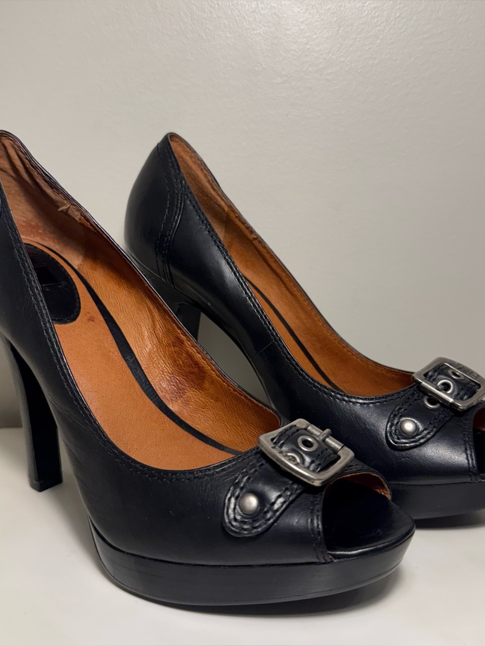 Frye Gail Pump Leather Buckle Heels Women’s Size 9.5 Black Brown Western Silver